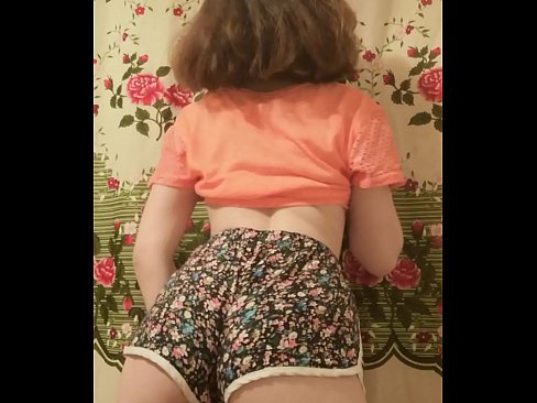 ❤️ Nena jove sexy despullant-se els pantalons curts davant la càmera ️❌ Vídeo sexual a nosaltres ❌