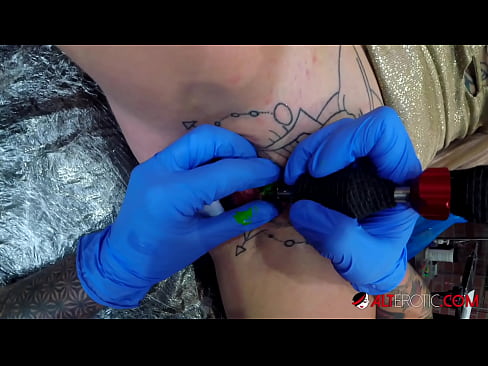 ❤️ La bomba Sully Savage, molt tatuada, es va tatuar al clítoris ️❌ Vídeo sexual a nosaltres ❌